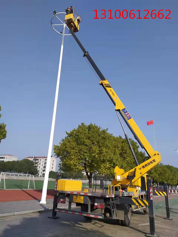 輕型伸縮臂高空車更換照明路燈施工現(xiàn)場，效率高