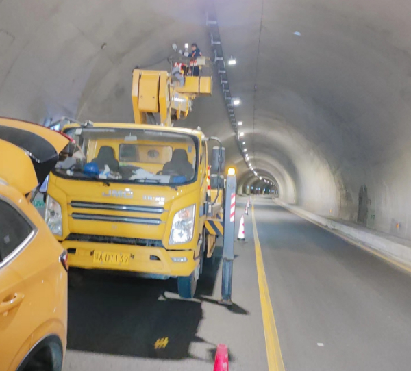 22米升降車隧道安裝照明燈施工現(xiàn)場